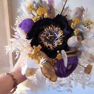 Bouquet de mariée Délicat en fleur papier, une association de couleur pivoine et renoncule violette, fleurs séchées jaune moutarde et Anémone et fleurs séchées blanches