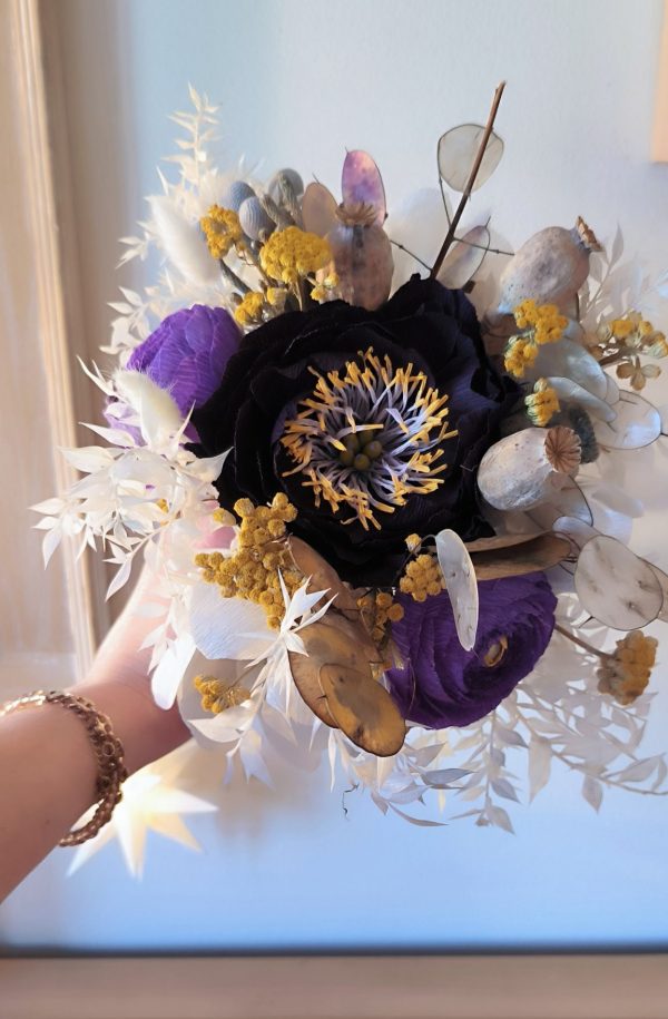 Bouquet de mariée Délicat en fleur papier, une association de couleur pivoine et renoncule violette, fleurs séchées jaune moutarde et Anémone et fleurs séchées blanches