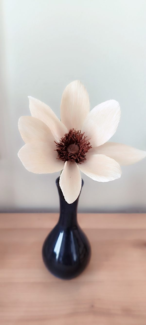 Fleur Dahlia Mystic fantasy en papier crépon dans un vase