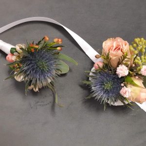Ensemble d'accessoires mariages. Un bracelet et une boutonnière en fleurs naturelles. chardons bleus, bouton de roses, Fleur de cire de Geraldton.