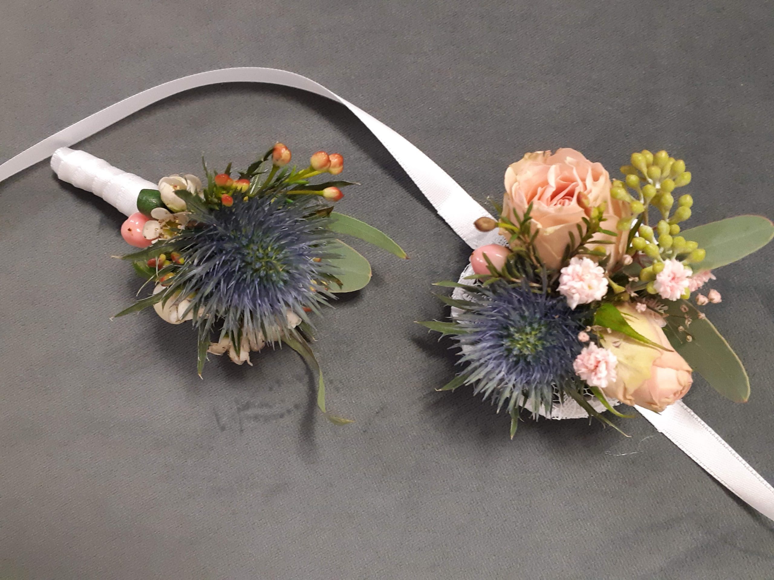 Ensemble d'accessoires mariages. Un bracelet et une boutonnière en fleurs naturelles. chardons bleus, bouton de roses, Fleur de cire de Geraldton.
